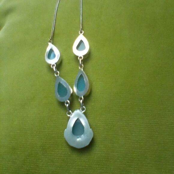 BLUE LADIES TEARDROP NECKLACE SET IN 9.25 SILVER. 10.5". PERFECT CONDITION. - Picture 2 of 5